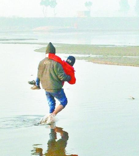Putting lives at risk people cossing Yamuna 