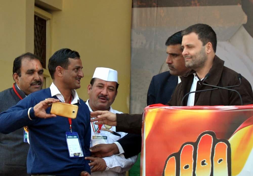 rahul gandhi shows his Torn kurta in public meeting.