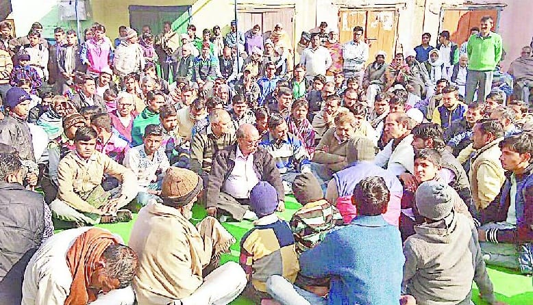 Traders are staging a sit Hasanpur