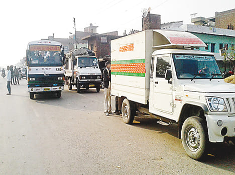 Illegal parking of vehicles on the highway