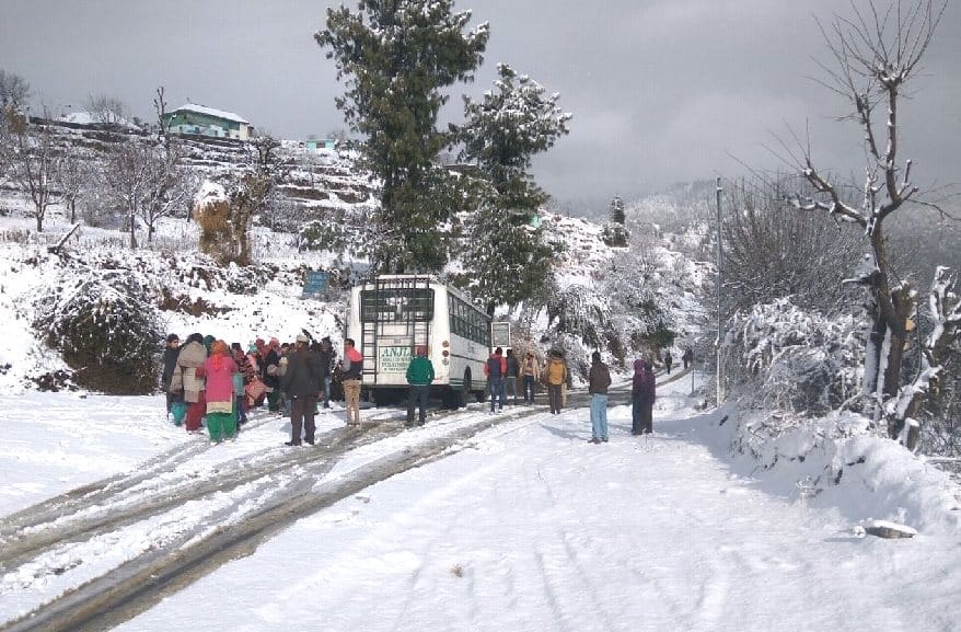 Fresh Snowfall in himachal, Live photos.