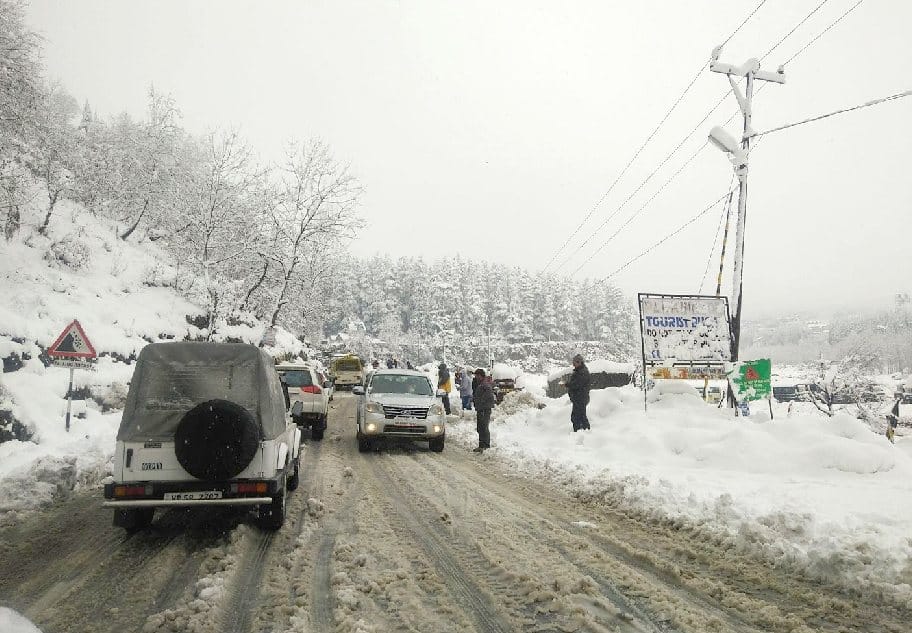 Snowfall Continues at Himachal hills, Forecast of Heavy Snowfall.