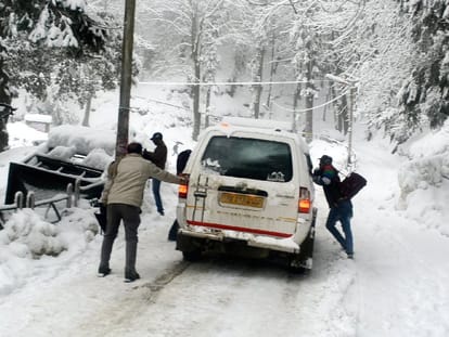 Snowfall Continues at Himachal hills, Forecast of Heavy Snowfall.