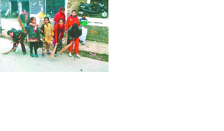 .. When the street cleaning of hands playing with toys