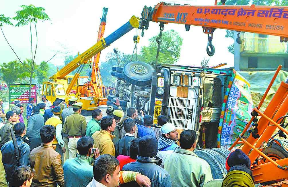 Truck overturned on the Heating fire people, two dead