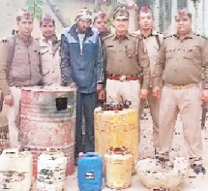 kacchi sharab ki bhattiyan todi