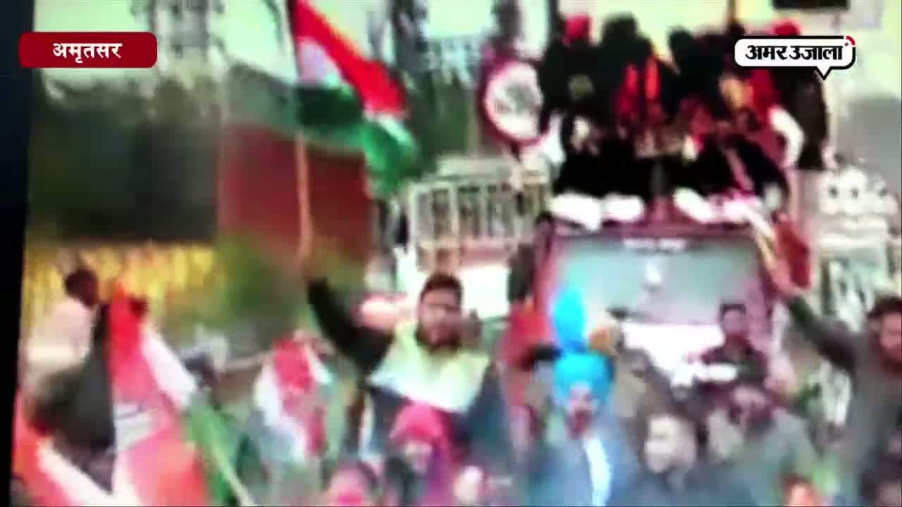 ‘हाथ’ के साथ सिद्धू पहुंचे अमृतसर