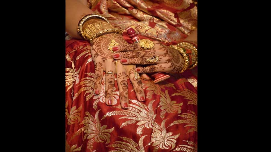 newly married women robbery in own house