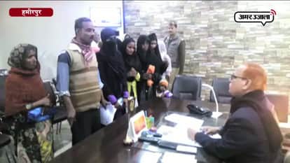 women protest against pradhan of village in Collectorate in hamirpur