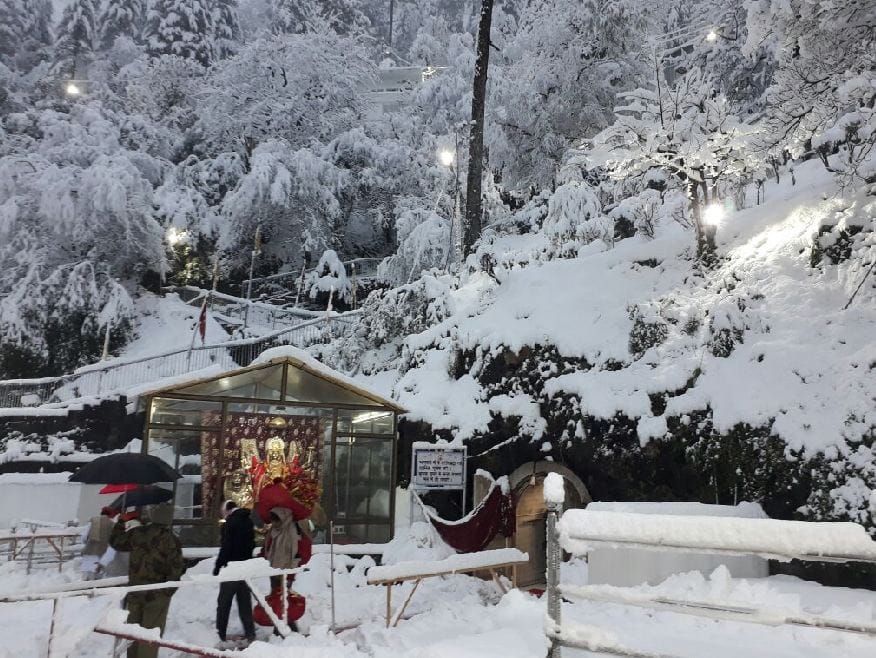 images of fresh snowfall in jammu and kashmir