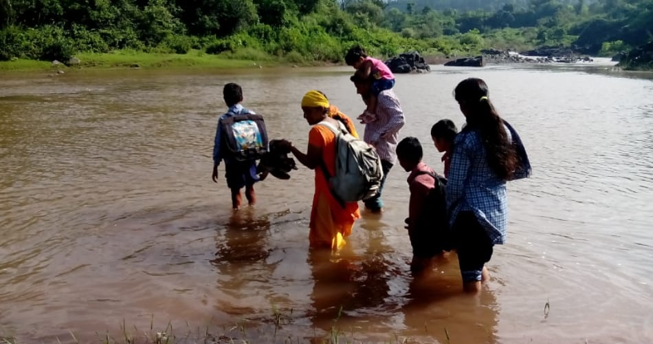 morni childrens cross ghaggar river daily for going to school, photos of dangerous way of the india