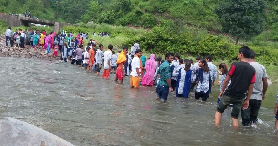 morni childrens cross ghaggar river daily for going to school, photos of dangerous way of the india