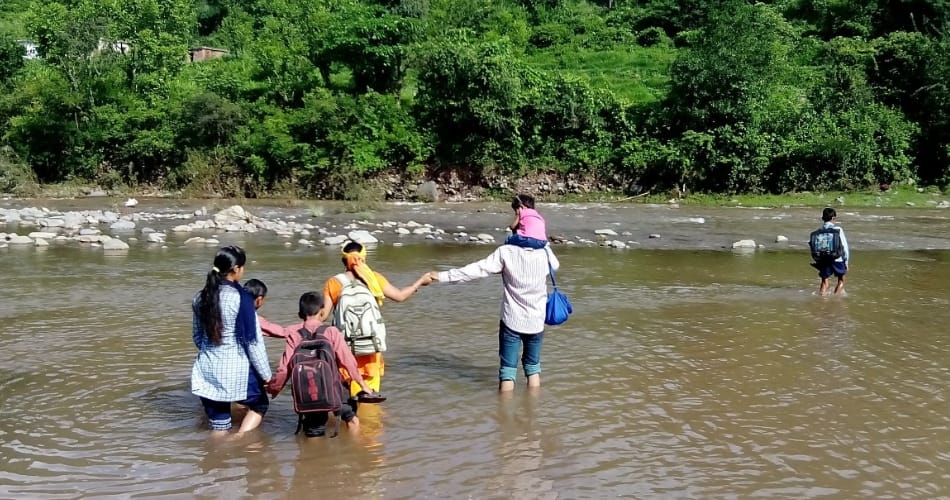 morni childrens cross ghaggar river daily for going to school, photos of dangerous way of the india