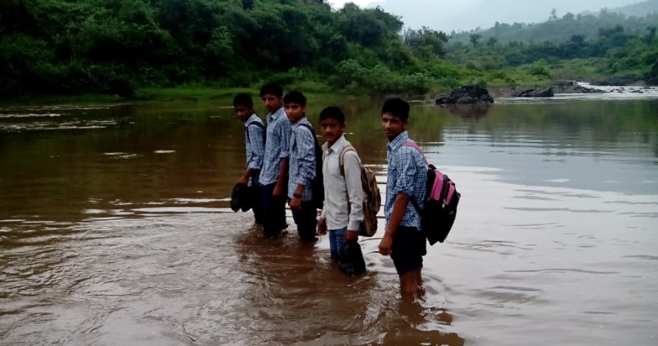 morni childrens cross ghaggar river daily for going to school, photos of dangerous way of the india