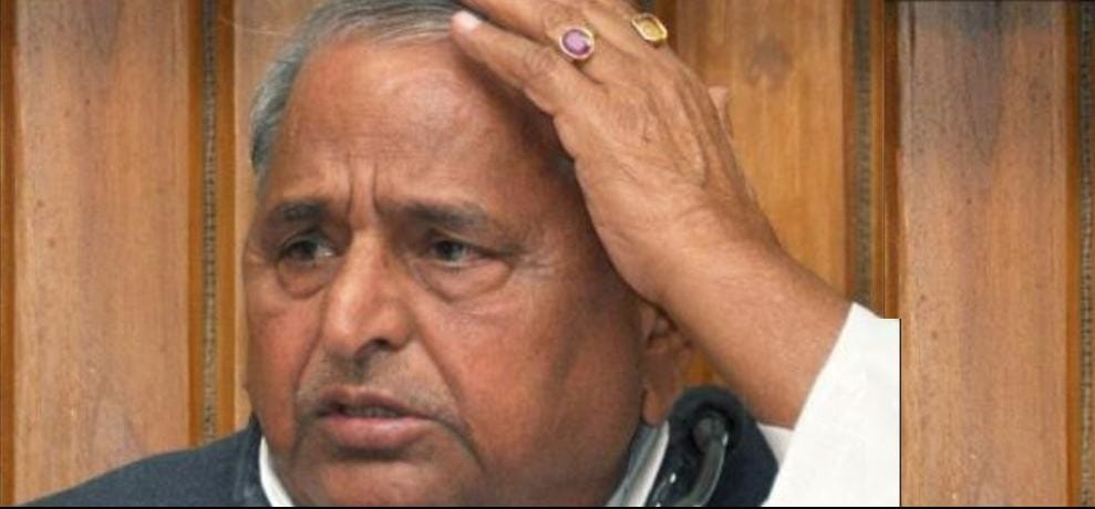how mulayam loses the game to akhilesh.