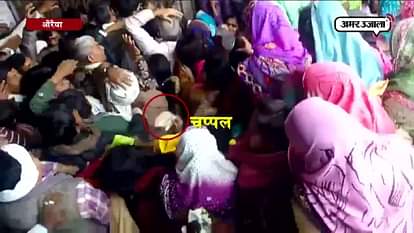 Auraiya women sleeper fight for cash at bank
