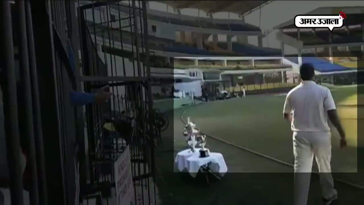 अब क्रिकेटर आर पी सिंह ने की फैन के साथ बद्तमीजी