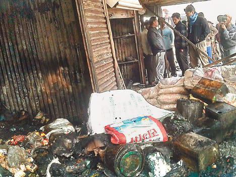 Three shops on fire, become the property of 30 million ash
