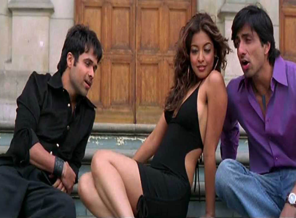 10 bollywood actress has dissappeared from bollywood after set the fire on stage