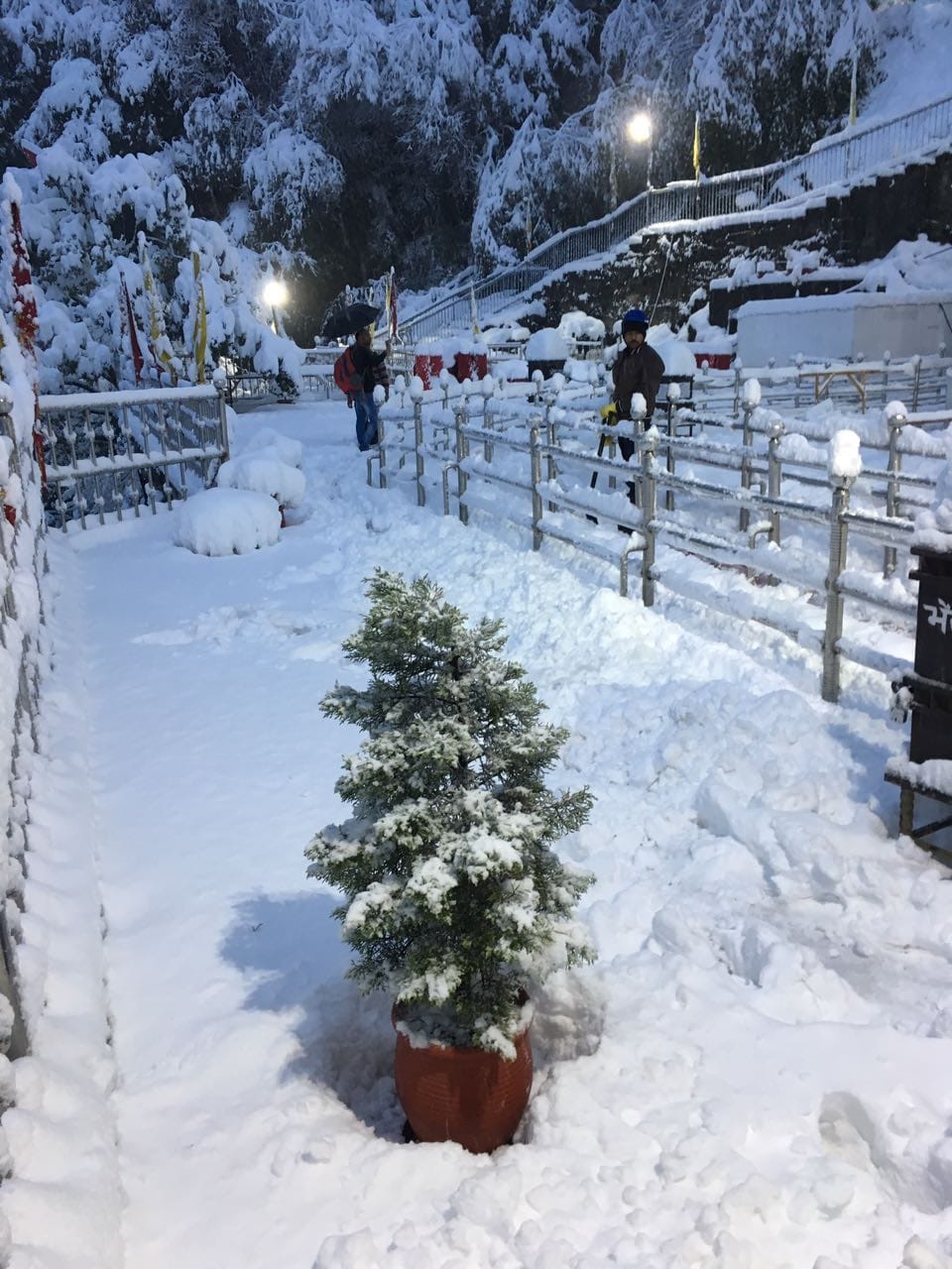BEAUTIFUL IMAGES OF VAISHNO DEVI IN SNOW