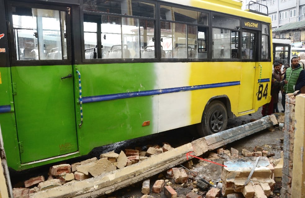 4 Person Injured As Wall Collapse at Shimla Local Busstand.