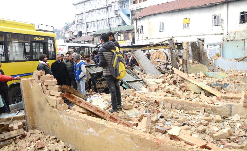 4 Person Injured As Wall Collapse at Shimla Local Busstand.