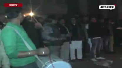 workers of smajwadi party in kasganj celebrating at party office 