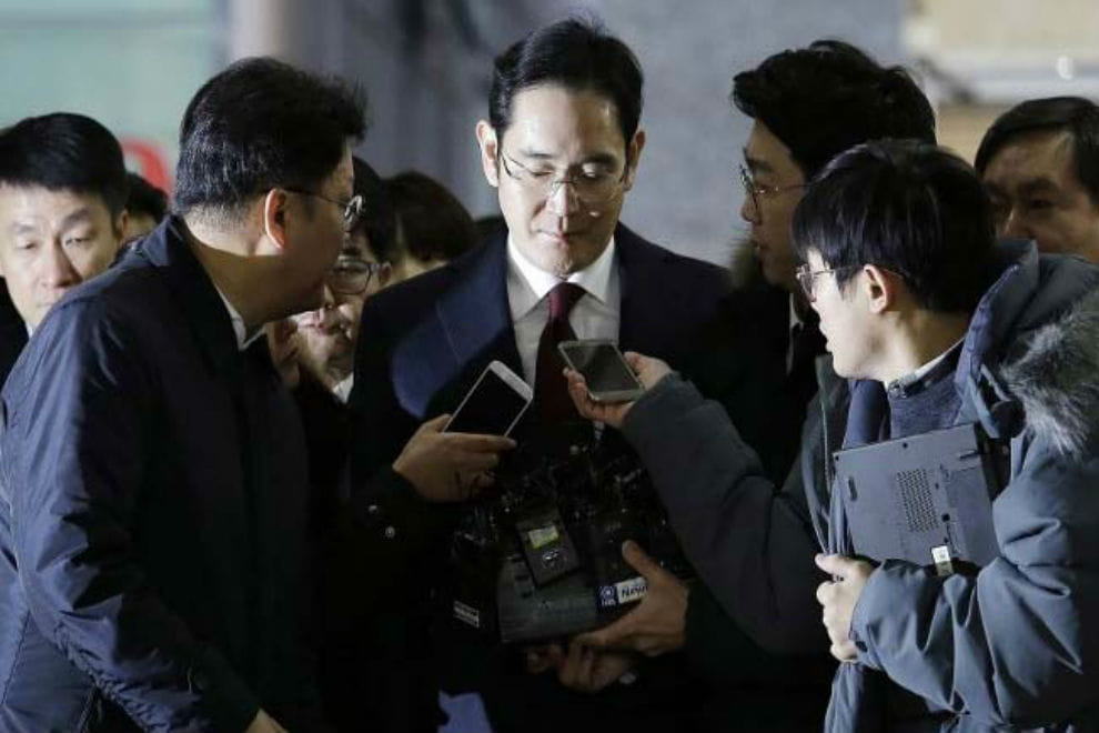 Samsung boss may be arrested as south korea seeks his arrest in a bribery case