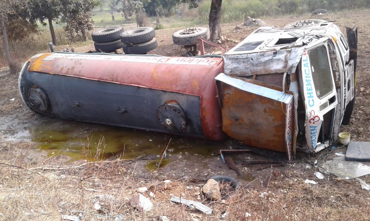 acid tanker accident and overturn in sonebhadra, vollagers strir