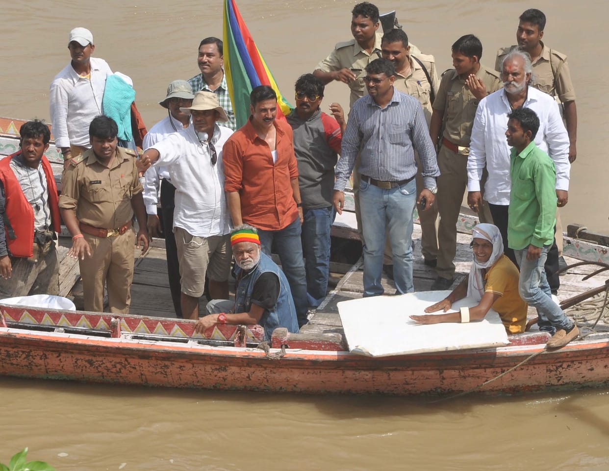 akshay kumar shared a video on twitter related to varanasi shooting