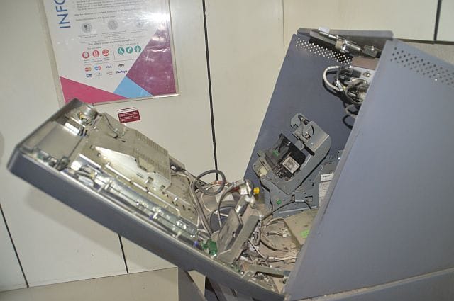 Trying to steal ATM break, cylinder-stabilizer flown from store