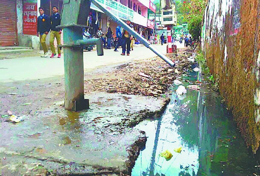 Difficult for people to walk in the market mess