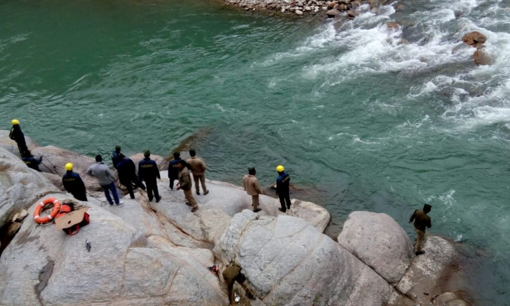 car fell into river at rudraprayag gaurikund highway