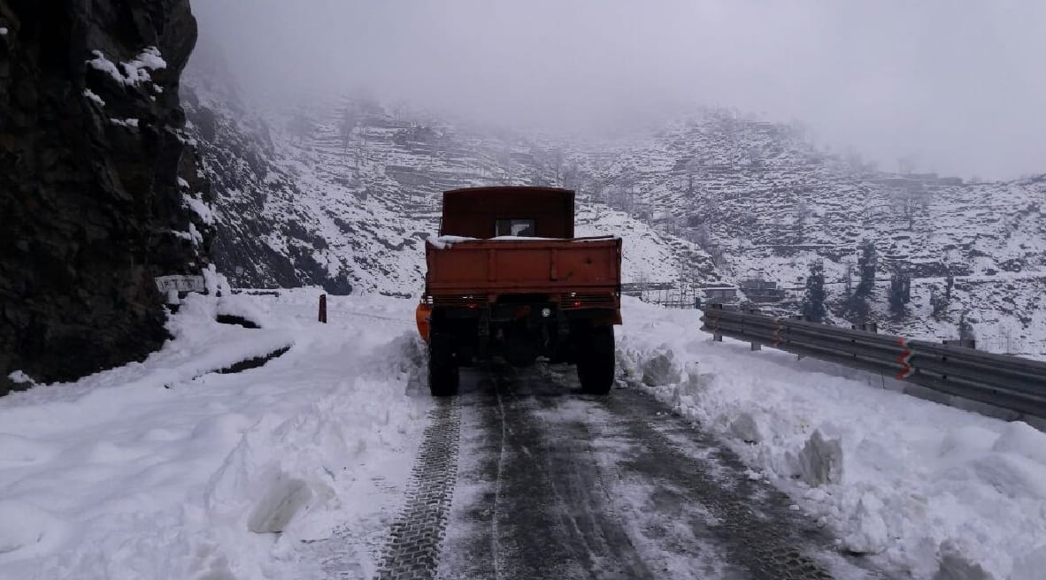 snowfall in kashmir, highway closed