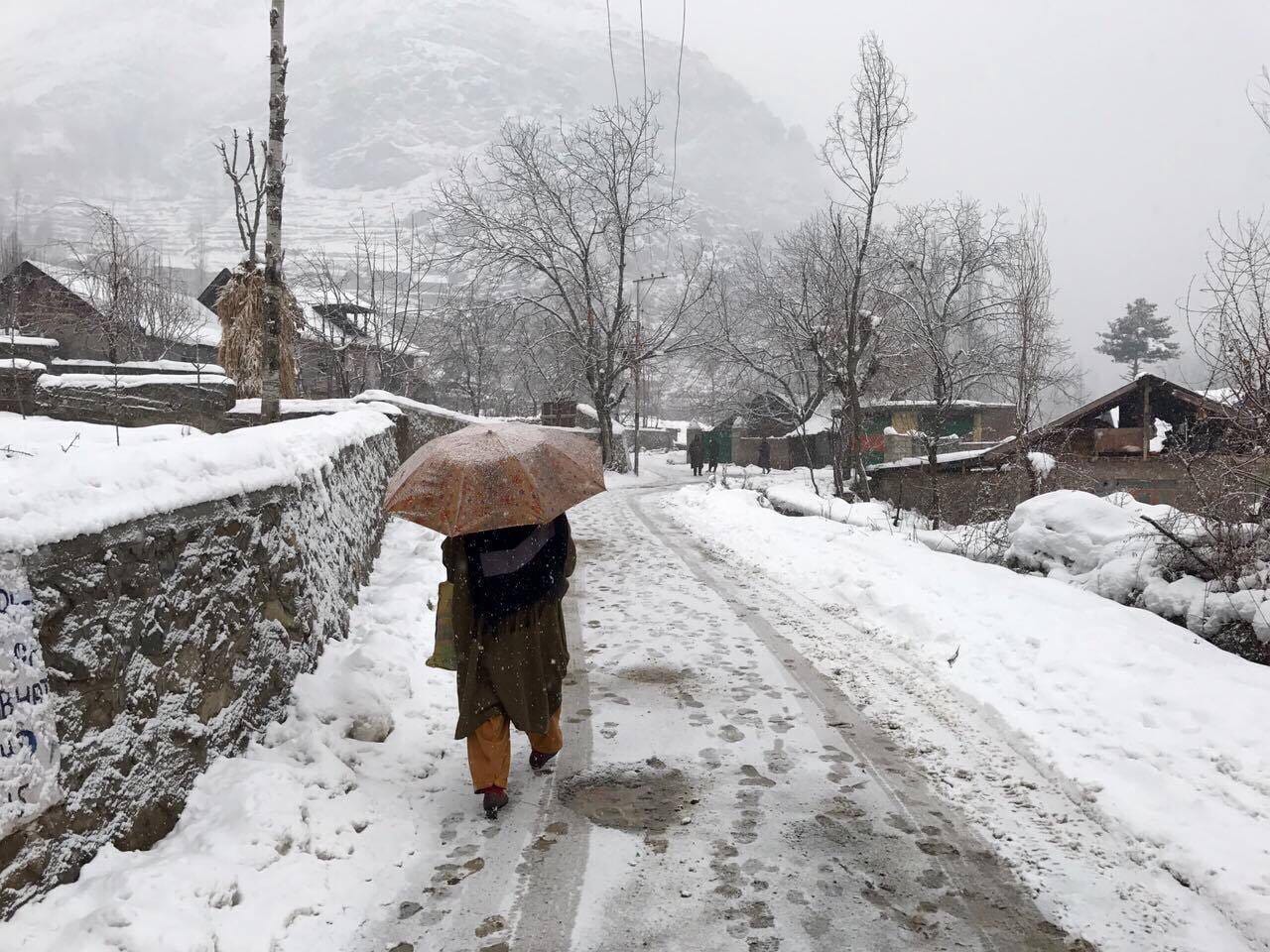 snowfall in kashmir, highway closed