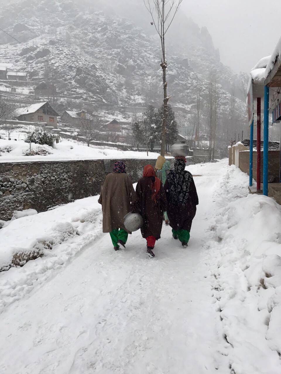 snowfall in kashmir, highway closed