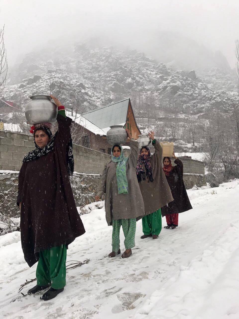 snowfall in kashmir, highway closed