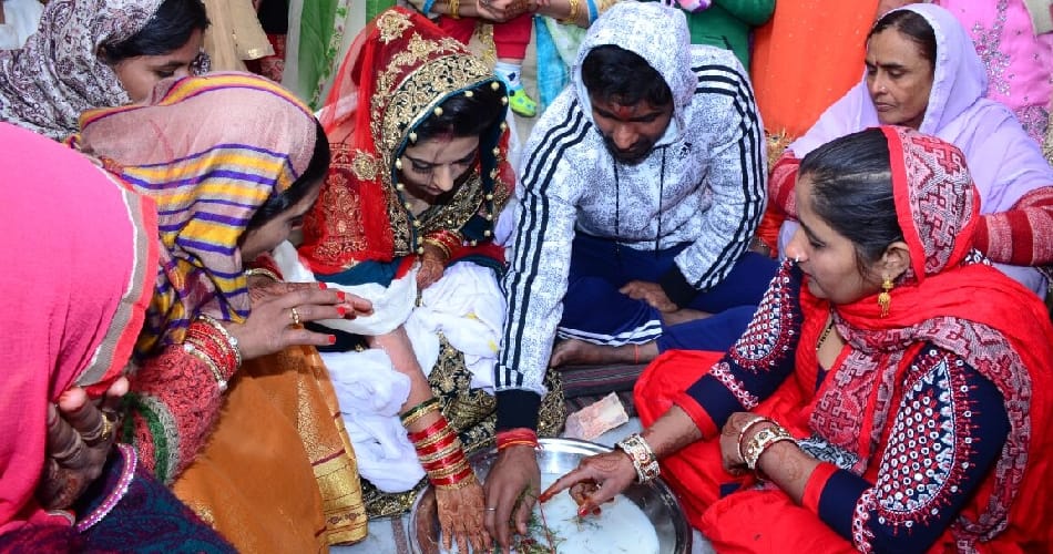 warm welcome of olympian wrestler yogeshwar dutt with wife at sonipat home