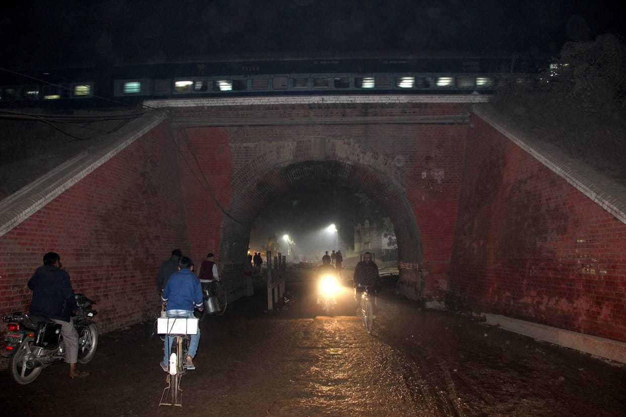 Varanasi Srayan Bridge closed for havy vehicles, one-way to two-wheeler