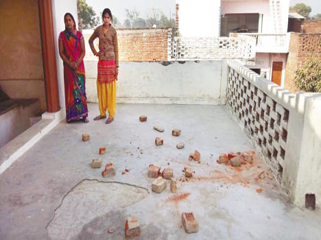 Pavage stone in the dispute, woman injured