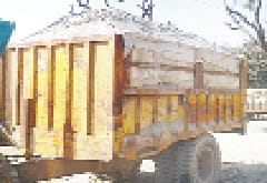 avaidh khanan mein tractor troly pakdi