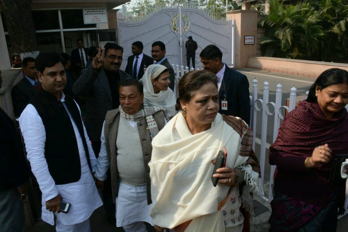 akhilesh yadav meets with mlas