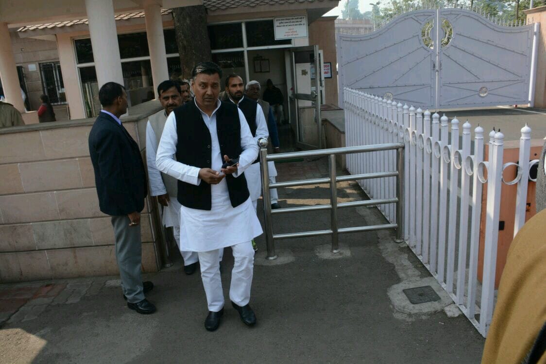 akhilesh yadav meets with mlas
