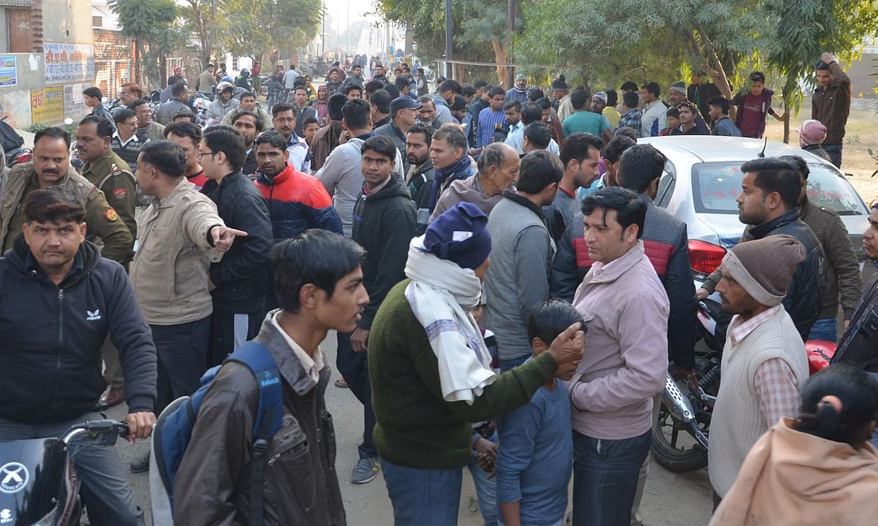 Shoot Cashier 3.87 lakh looted