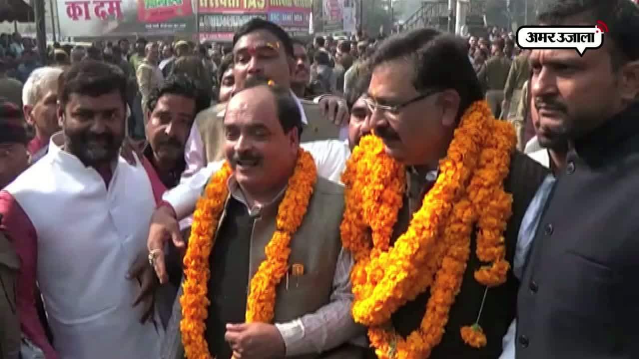 नामांकन में जुटाई भीड़