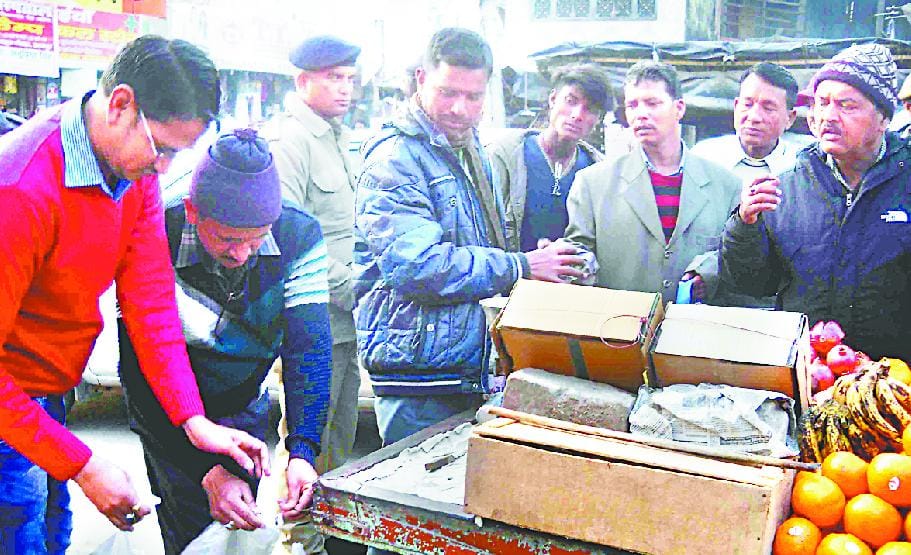 Three vegetable and fruit seller seized five kilos of polythene