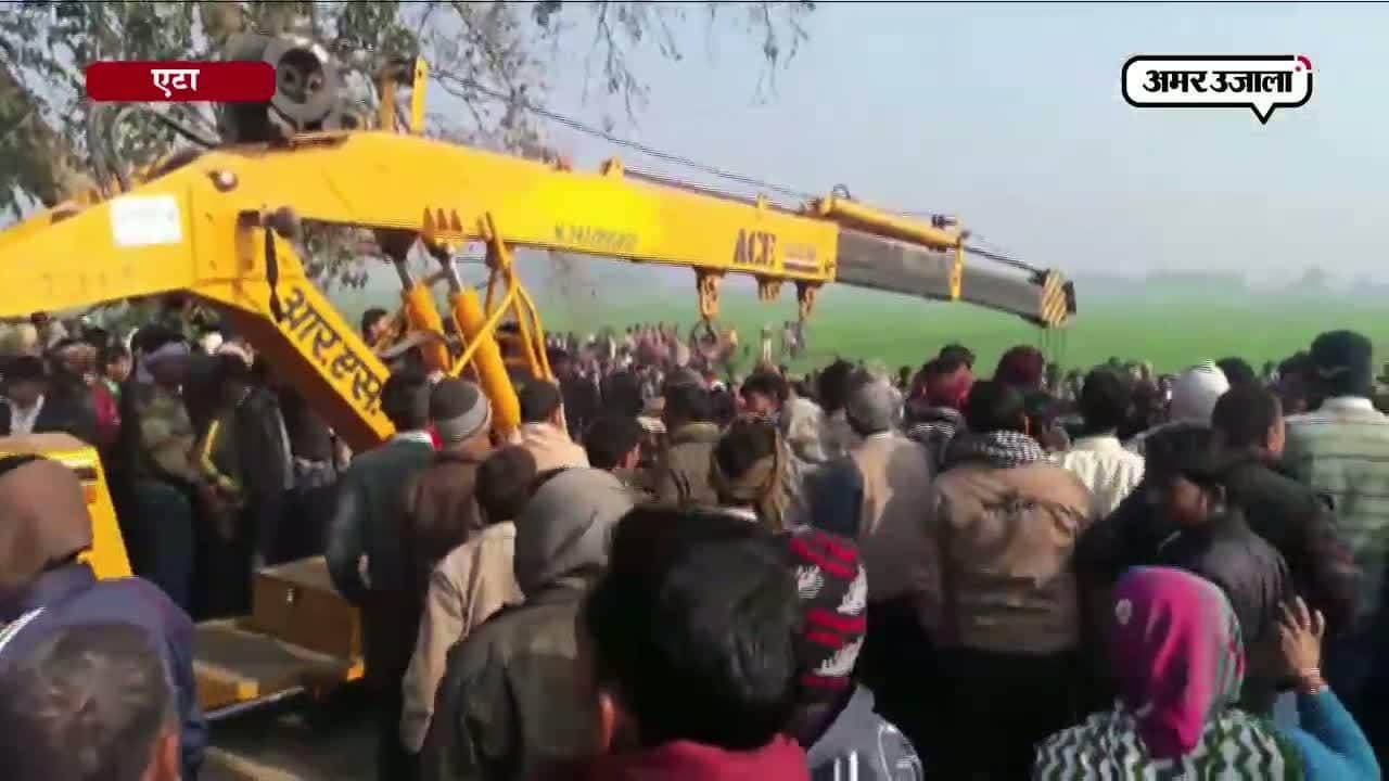 एटा में ट्रक से टकराई स्कूल बस