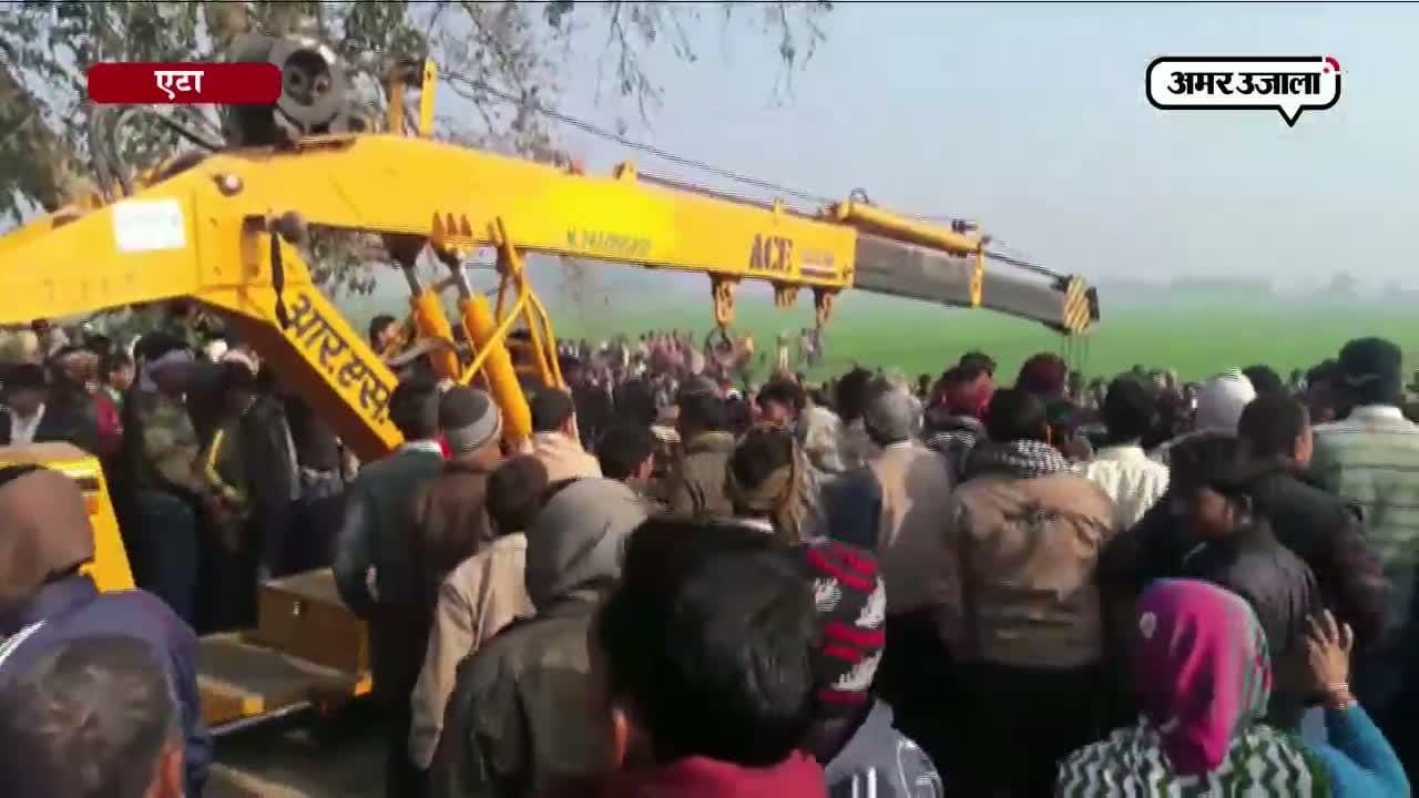 एटा में ट्रक से टकराई स्कूल बस