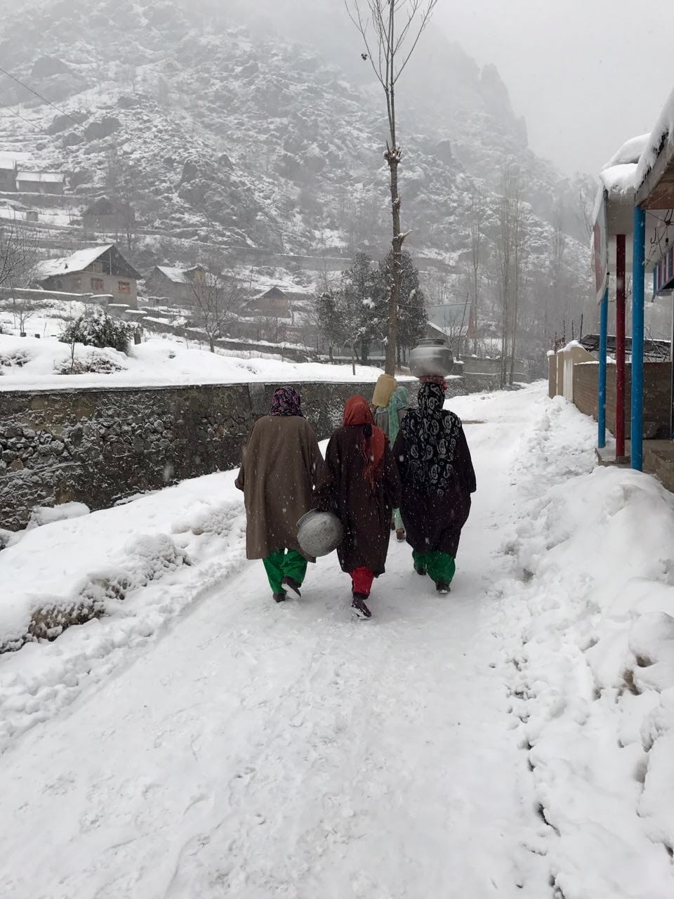 snowfall in kashmir results problem to people