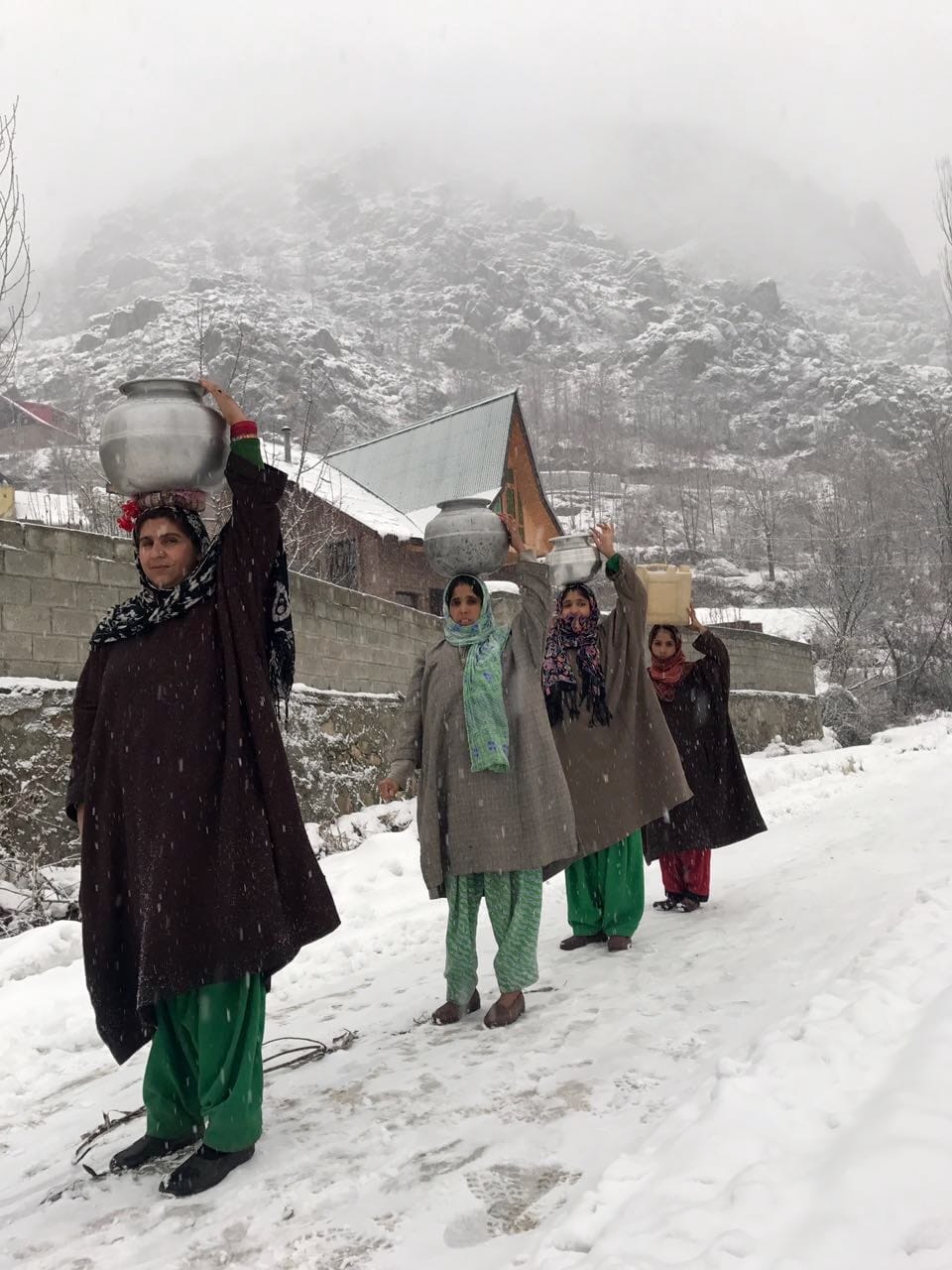 snowfall in kashmir results problem to people